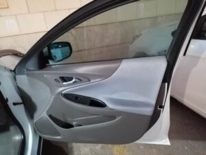 فريق غسيل سيارات متنقل يعمل بجد