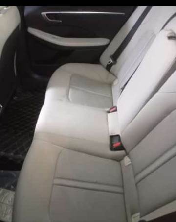 قطرات الماء تتجمع على سطح سيارة محمية بالنانو سيراميك بعد غسيلها بالبخار